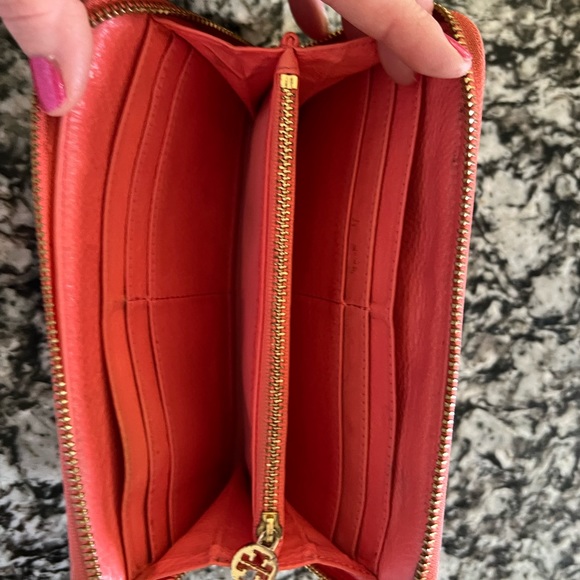 Tory Burch large zipper wallet - Picture 4 of 6